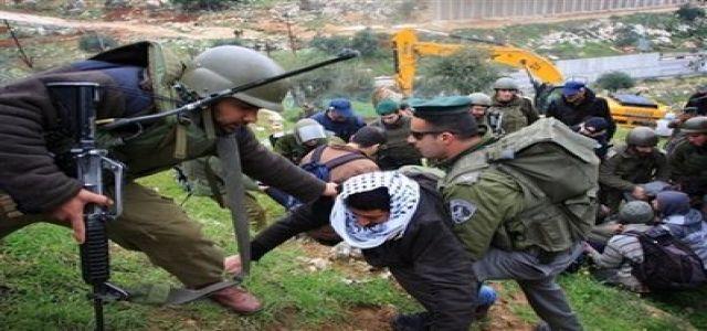 IOF soldiers detain 4 citizens, settler runs over mother and her children