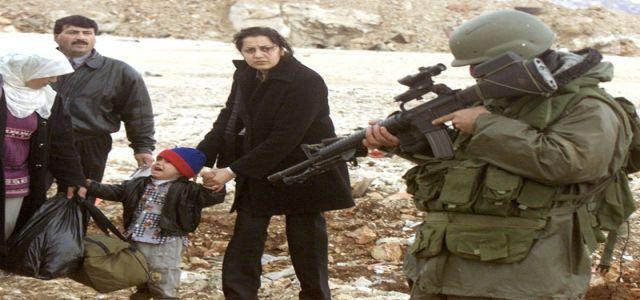 Explosion of IOF ordnance chops off the hand of Palestinian boy